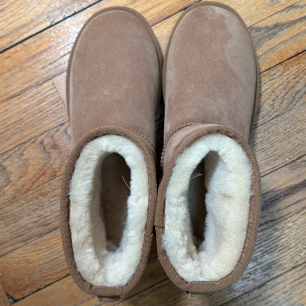 Brand New UGG Women's Classic Mini boot - Picture 2 of 6